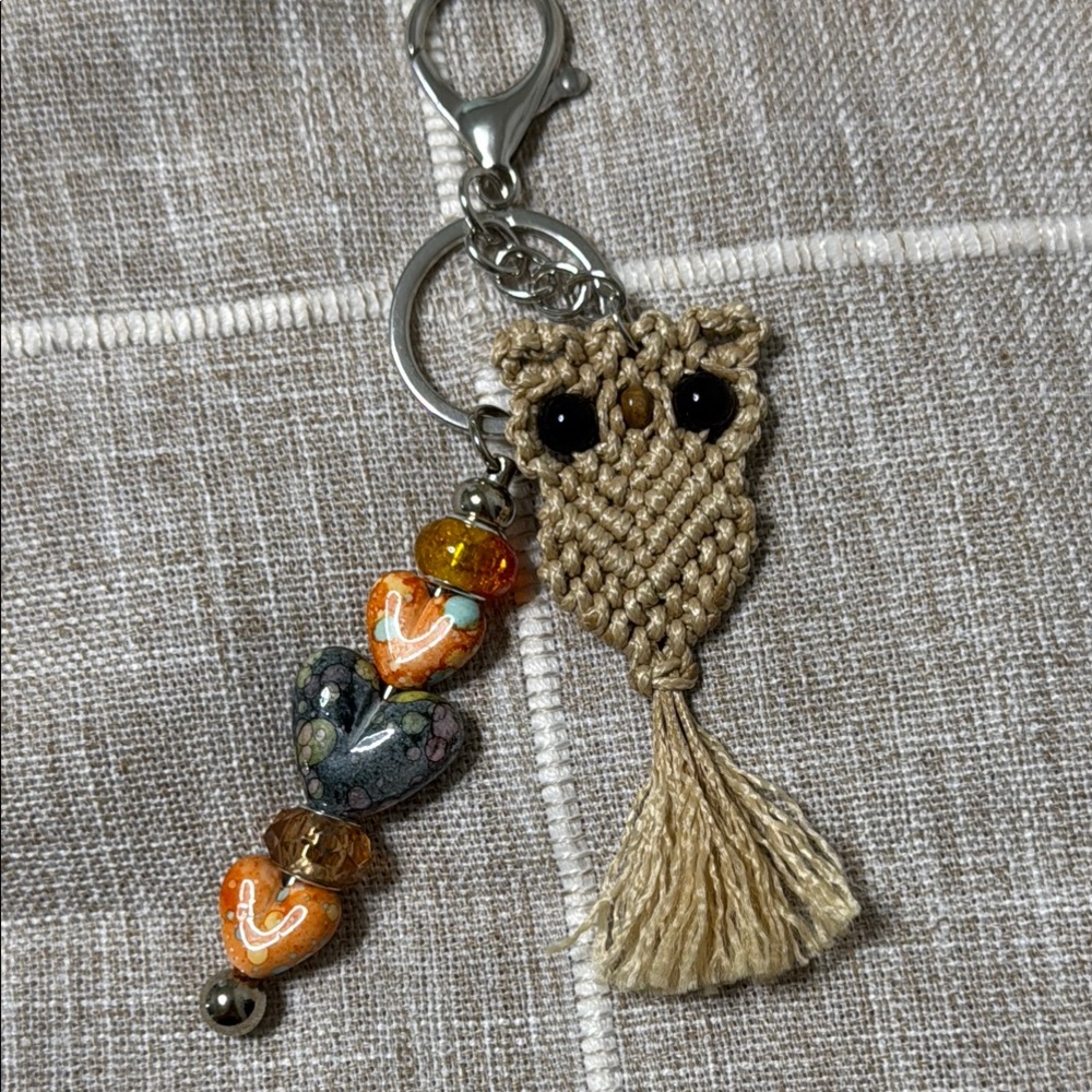 🦉 Handcrafted Owl Keychain – Macramé & Beaded Heart Accents - Picture 5 of 8